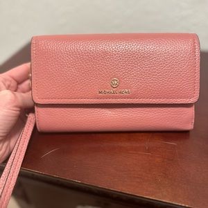 NWOT Michael Kors Jet Set
Charm Large Flap Phone Wristlet